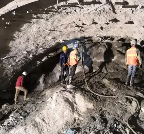 科尔沁右翼前拱顶带模注浆料的施工流程及注意事项